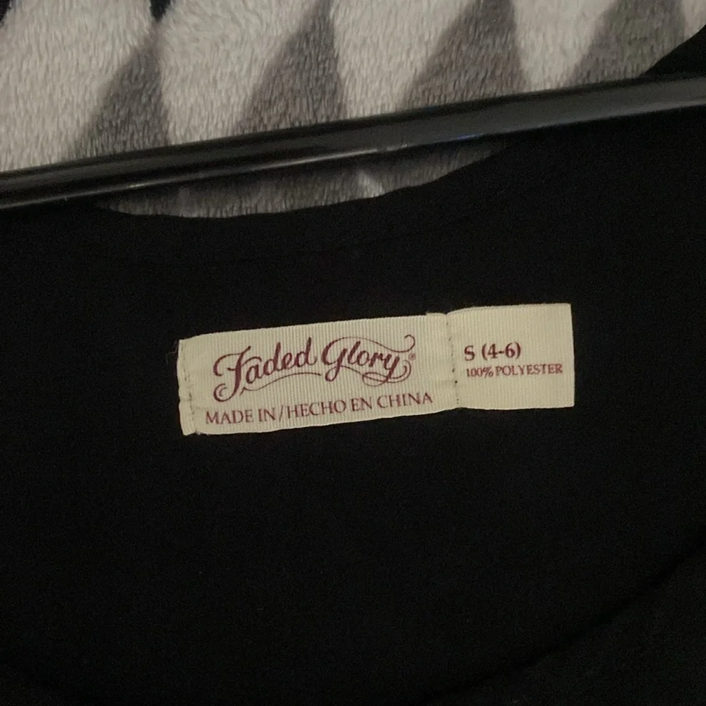 black tank top - Picture 2 of 3